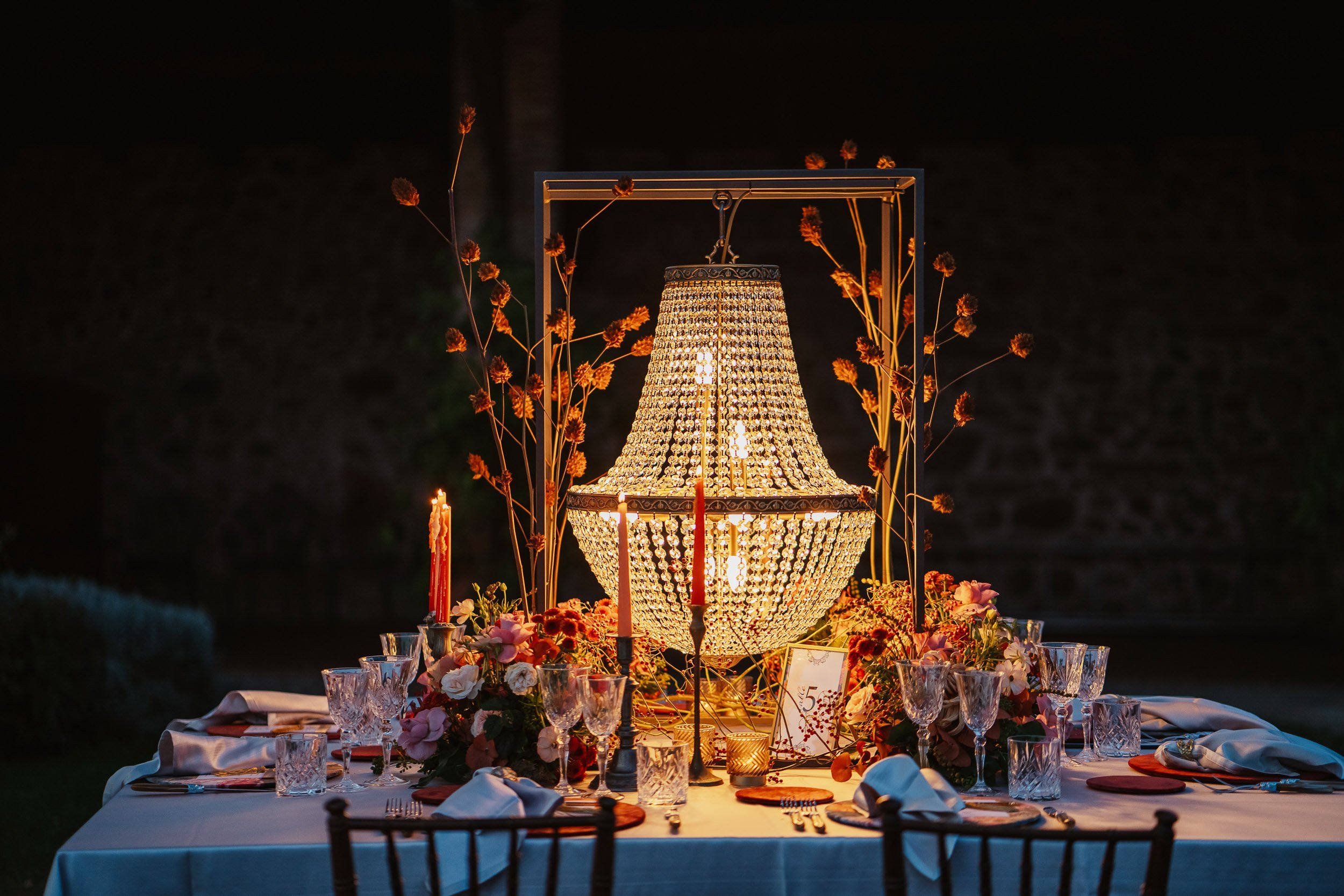 Il lampadario in cristallo per eccellenza, in perfetto stile imperiale. Amiamo utilizzare questo oggetto anche come elemento da arredo a terra, attraverso l’utilizzo dei nostri box in bronzo scuro.