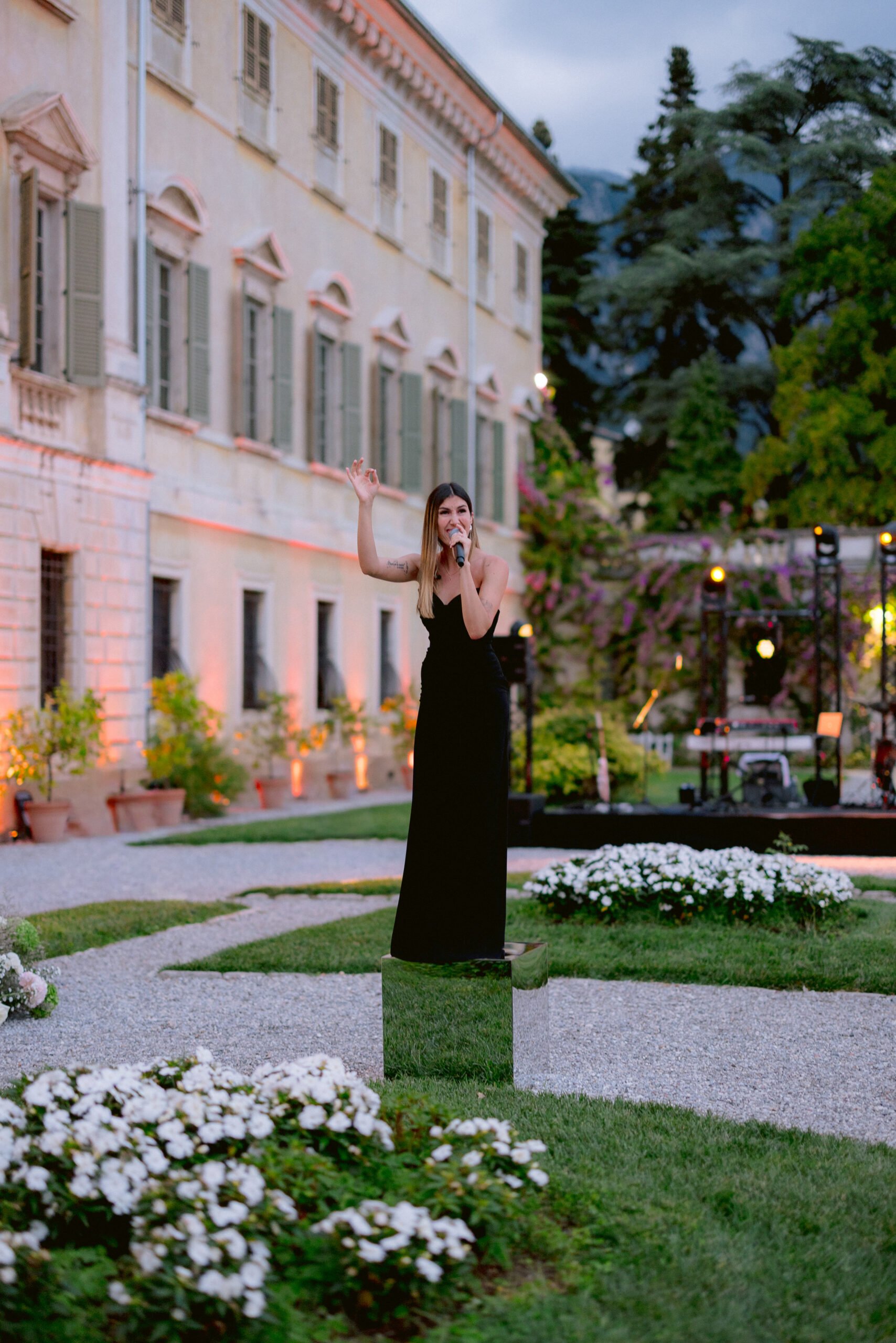 Voce potente, presenza scenica e versatilità per eventi di ogni stile Giada è una cantante professionista dalla voce intensa e dallo stile pop moderno, capace di spaziare con naturalezza tra brani italiani e internazionali, ballad emozionanti e hit radiofoniche. Ha iniziato il suo percorso artistico giovanissima, formandosi per oltre dieci anni in una delle scuole più rinomate d’Italia e collaborando nel tempo con importanti figure del panorama musicale nazionale. Il suo talento l’ha portata a esibirsi su palchi prestigiosi, in Italia e all’estero, partecipando a produzioni teatrali internazionali, festival trasmessi in prima serata e grandi eventi in piazze affollate. Esperienze che le hanno permesso di affinare una presenza scenica naturale e una grande sensibilità musicale. La sua voce, dal timbro riconoscibile e ricco di sfumature, si adatta perfettamente a diverse formazioni: dal solo con base o strumento live, al duo piano e voce, fino a band complete per contesti più energici. Le sue esibizioni si distinguono per eleganza, padronanza del palco e una straordinaria capacità di entrare in sintonia con il pubblico. Con un repertorio curato che unisce il pop contemporaneo ai grandi classici, Giada è perfetta per cerimonie, aperitivi, eventi aziendali e serate live di alto livello. Che si tratti di creare atmosfera o accendere la pista da ballo, la sua voce sa sempre come lasciare il segno. Selezionata tra i migliori talenti della nostra rete artistica, Giada rappresenta l’incontro tra tecnica, passione e carisma, in linea con il nostro impegno nella scelta di musicisti d’eccellenza da oltre 15 anni.