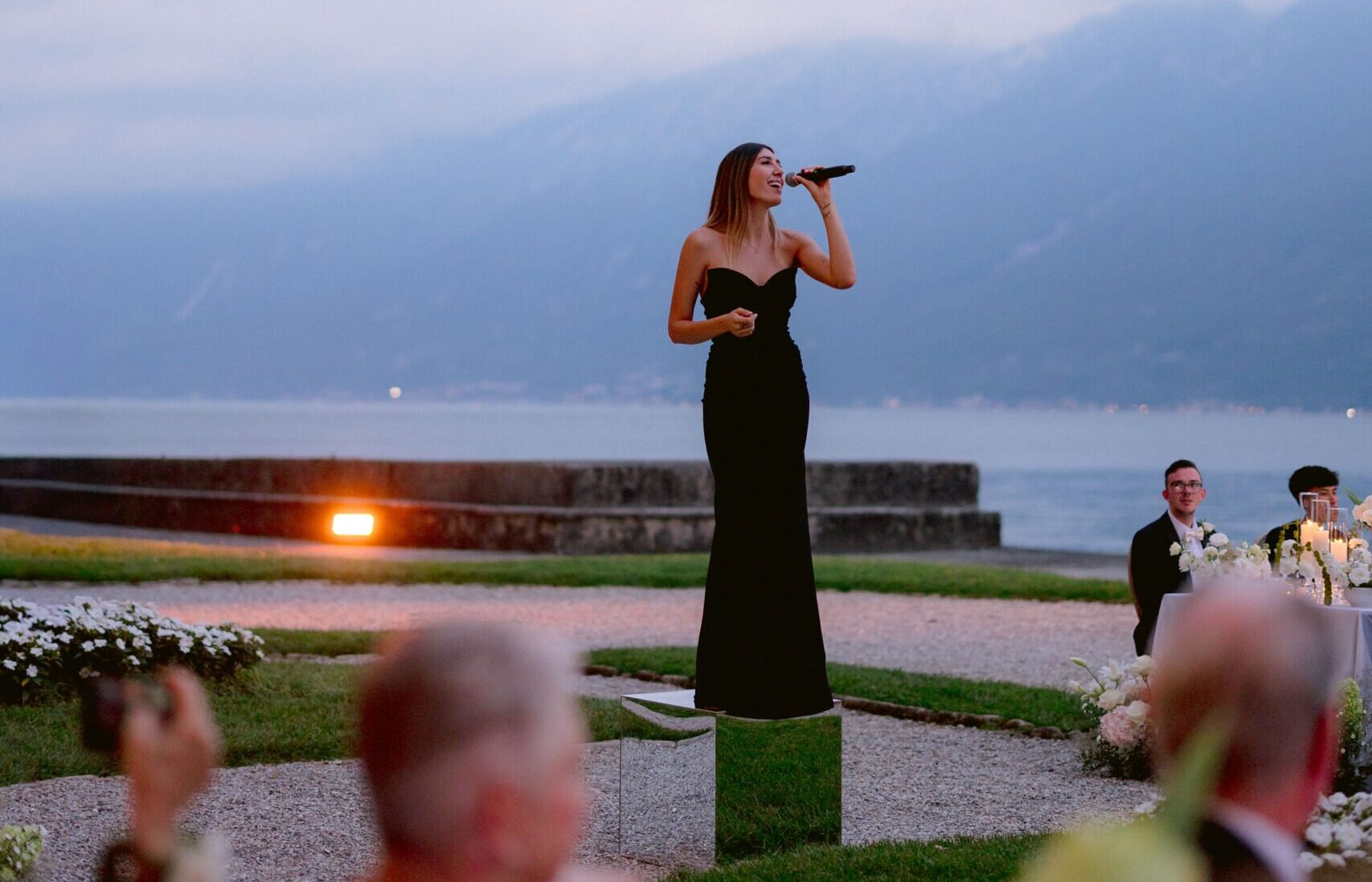 Voce potente, presenza scenica e versatilità per eventi di ogni stile Giada è una cantante professionista dalla voce intensa e dallo stile pop moderno, capace di spaziare con naturalezza tra brani italiani e internazionali, ballad emozionanti e hit radiofoniche. Ha iniziato il suo percorso artistico giovanissima, formandosi per oltre dieci anni in una delle scuole più rinomate d’Italia e collaborando nel tempo con importanti figure del panorama musicale nazionale. Il suo talento l’ha portata a esibirsi su palchi prestigiosi, in Italia e all’estero, partecipando a produzioni teatrali internazionali, festival trasmessi in prima serata e grandi eventi in piazze affollate. Esperienze che le hanno permesso di affinare una presenza scenica naturale e una grande sensibilità musicale. La sua voce, dal timbro riconoscibile e ricco di sfumature, si adatta perfettamente a diverse formazioni: dal solo con base o strumento live, al duo piano e voce, fino a band complete per contesti più energici. Le sue esibizioni si distinguono per eleganza, padronanza del palco e una straordinaria capacità di entrare in sintonia con il pubblico. Con un repertorio curato che unisce il pop contemporaneo ai grandi classici, Giada è perfetta per cerimonie, aperitivi, eventi aziendali e serate live di alto livello. Che si tratti di creare atmosfera o accendere la pista da ballo, la sua voce sa sempre come lasciare il segno. Selezionata tra i migliori talenti della nostra rete artistica, Giada rappresenta l’incontro tra tecnica, passione e carisma, in linea con il nostro impegno nella scelta di musicisti d’eccellenza da oltre 15 anni.