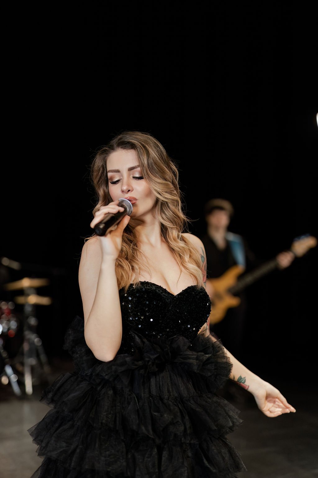 Aurora è una cantante e performer di grande talento, che guida un progetto musicale estremamente flessibile e curato nei dettagli. La sua formazione può adattarsi con naturalezza a contesti molto diversi, trasformandosi da duo acustico intimo a vera e propria party band, passando per proposte originali come la jazz band in stile postmoderno o la rock’n’roll band.