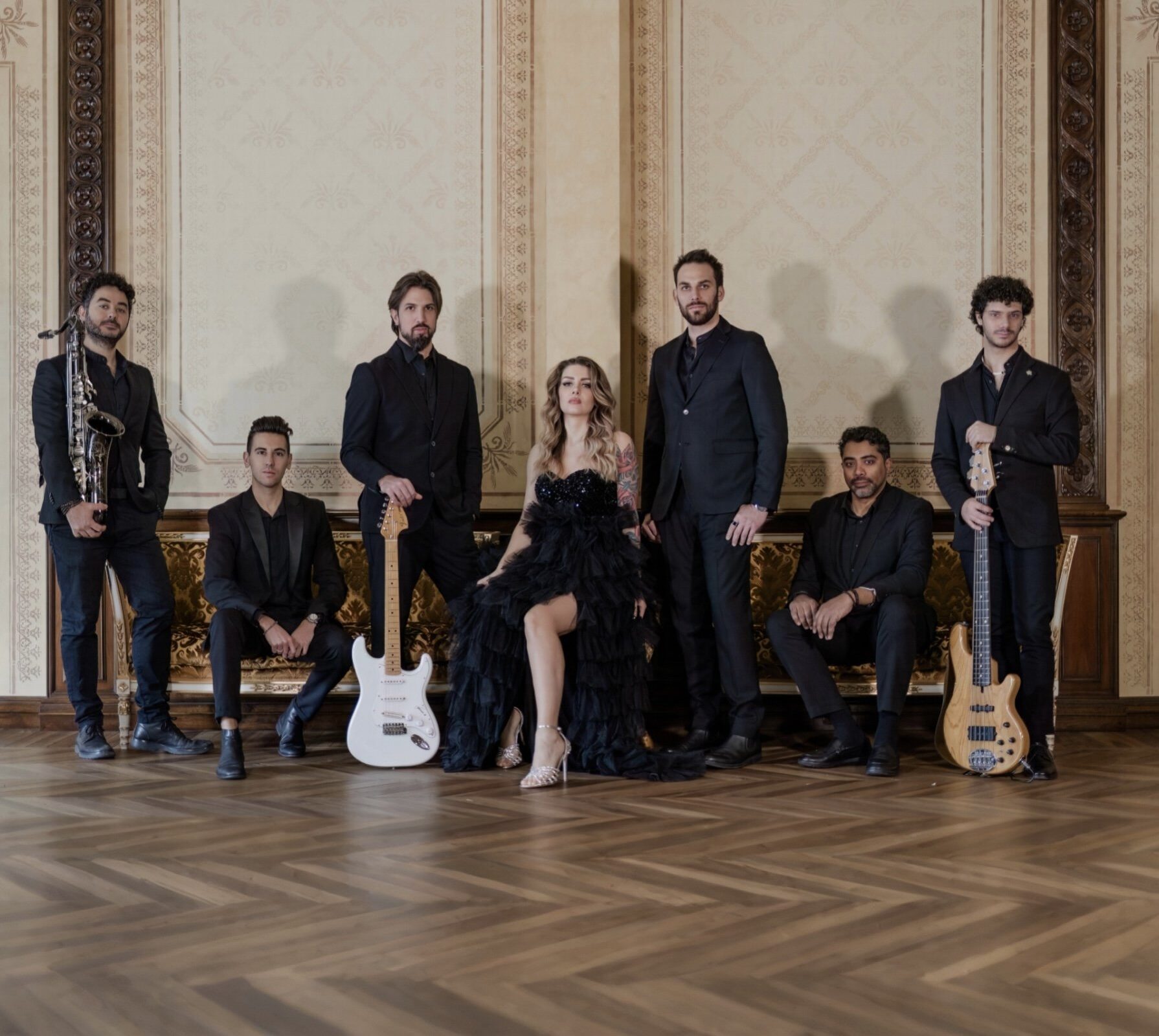 Aurora è una cantante e performer di grande talento, che guida un progetto musicale estremamente flessibile e curato nei dettagli. La sua formazione può adattarsi con naturalezza a contesti molto diversi, trasformandosi da duo acustico intimo a vera e propria party band, passando per proposte originali come la jazz band in stile postmoderno o la rock’n’roll band.