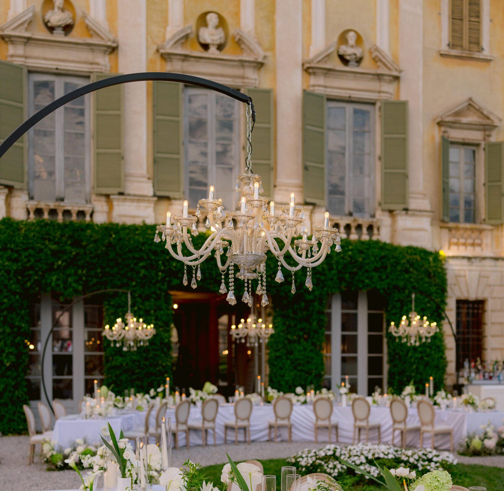 Anastasia il nostro lampadario a noleggio con arco autoportante in appoggio a terra, nero goffrato, elegante, ideale per illuminare la tavolata del matrimonio chandelier gardasee iseolake milano verona-bettoni