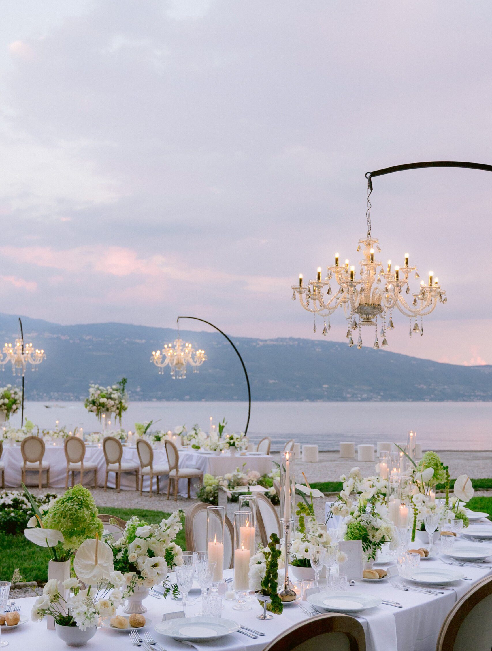 Anastasia il nostro lampadario a noleggio con arco autoportante in appoggio a terra, nero goffrato, elegante, ideale per illuminare la tavolata del matrimonio chandelier gardasee iseolake milano verona-bettoni
