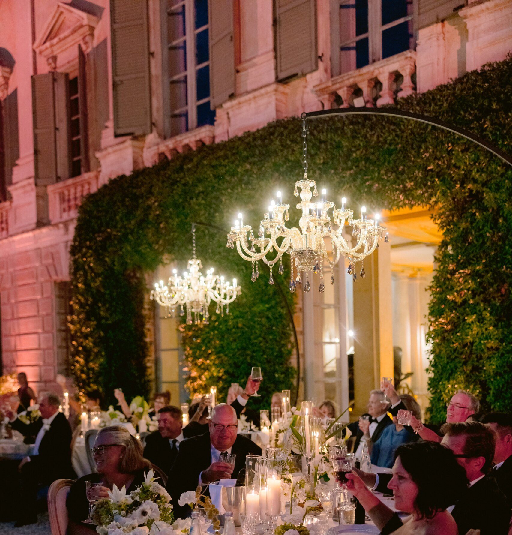 Anastasia il nostro lampadario a noleggio con arco autoportante in appoggio a terra, nero goffrato, elegante, ideale per illuminare la tavolata del matrimonio chandelier gardasee iseolake milano verona-bettoni