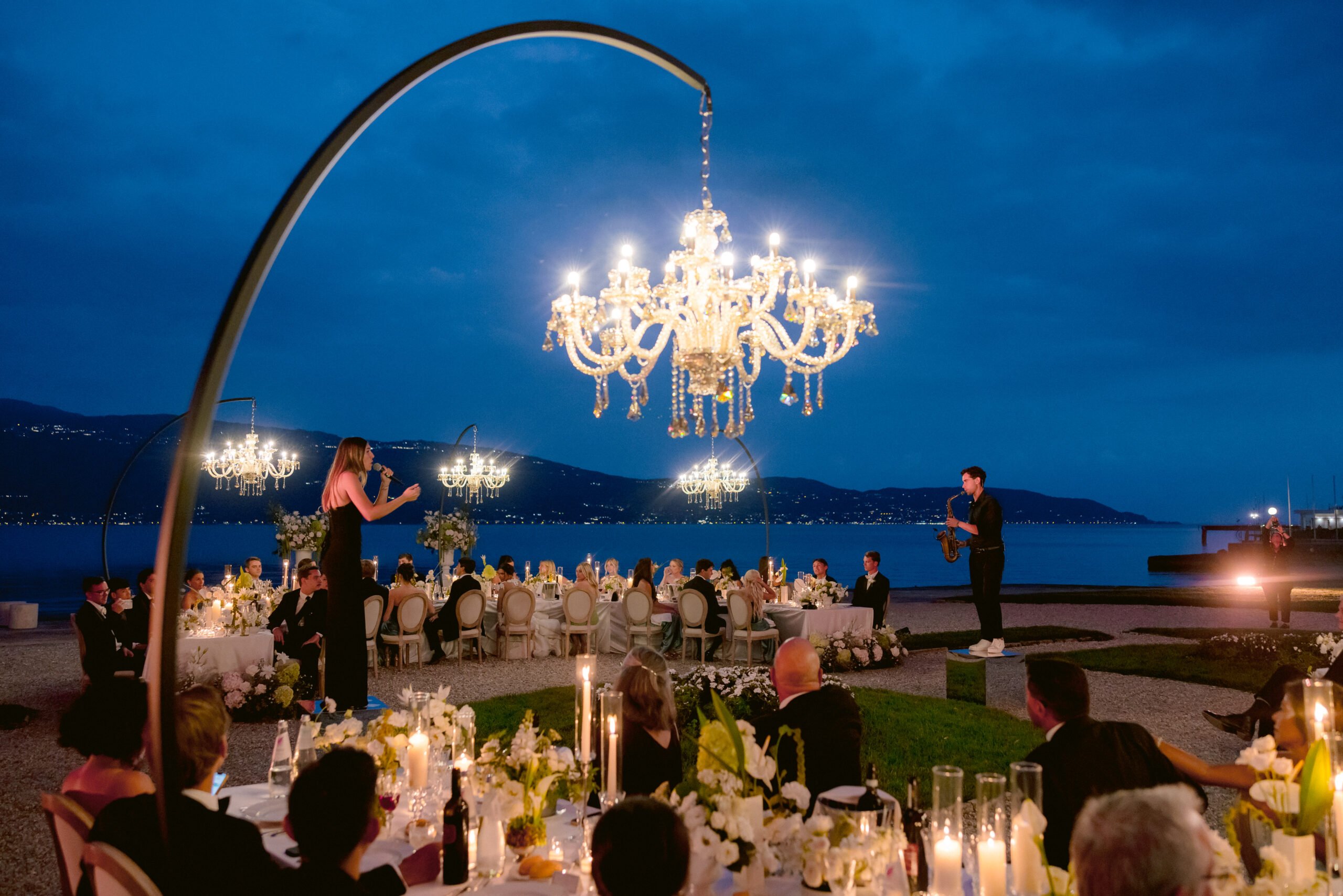 Anastasia il nostro lampadario a noleggio con arco autoportante in appoggio a terra, nero goffrato, elegante, ideale per illuminare la tavolata del matrimonio chandelier gardasee iseolake milano verona-bettoni