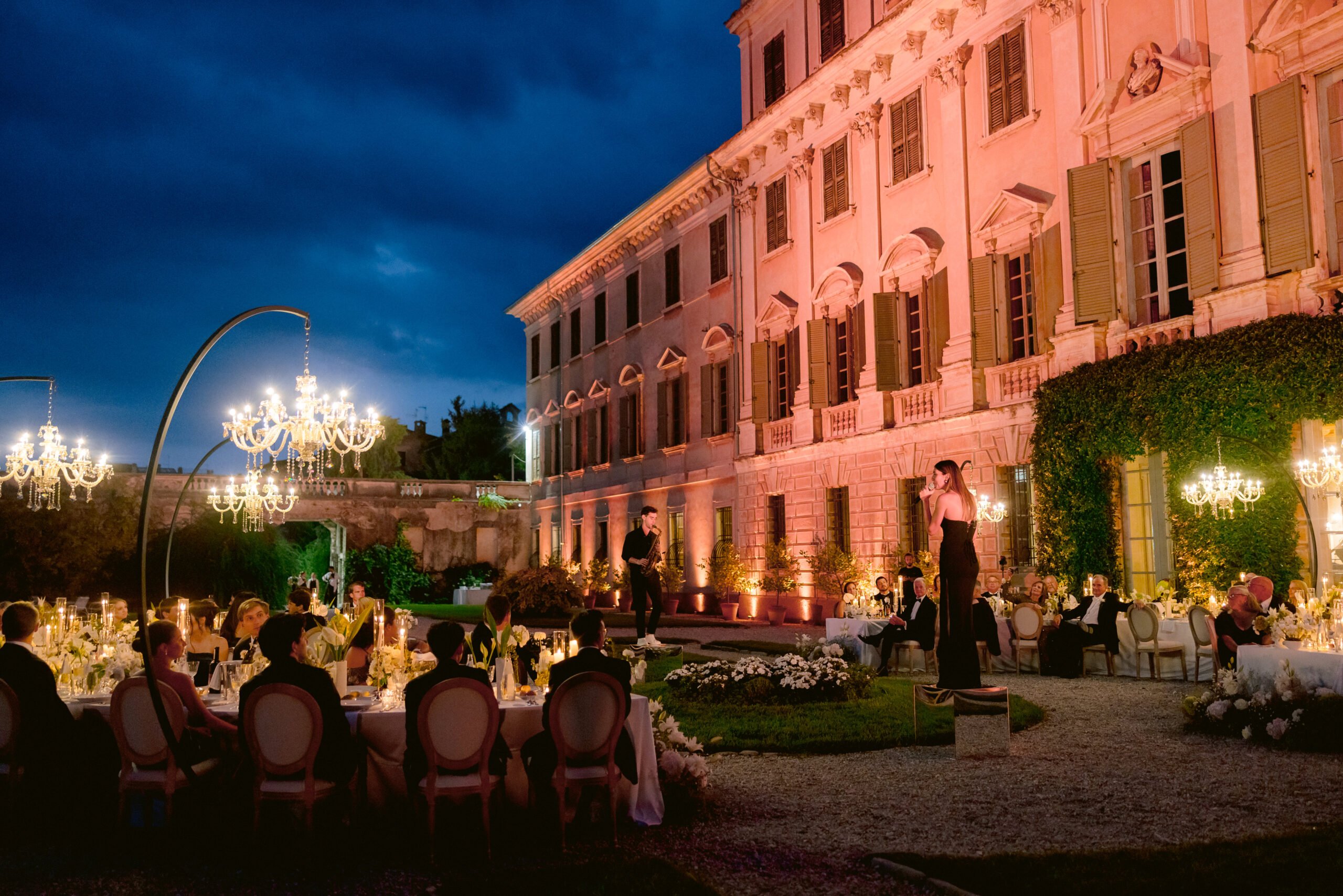 Anastasia il nostro lampadario a noleggio con arco autoportante in appoggio a terra, nero goffrato, elegante, ideale per illuminare la tavolata del matrimonio chandelier gardasee iseolake milano verona-bettoni