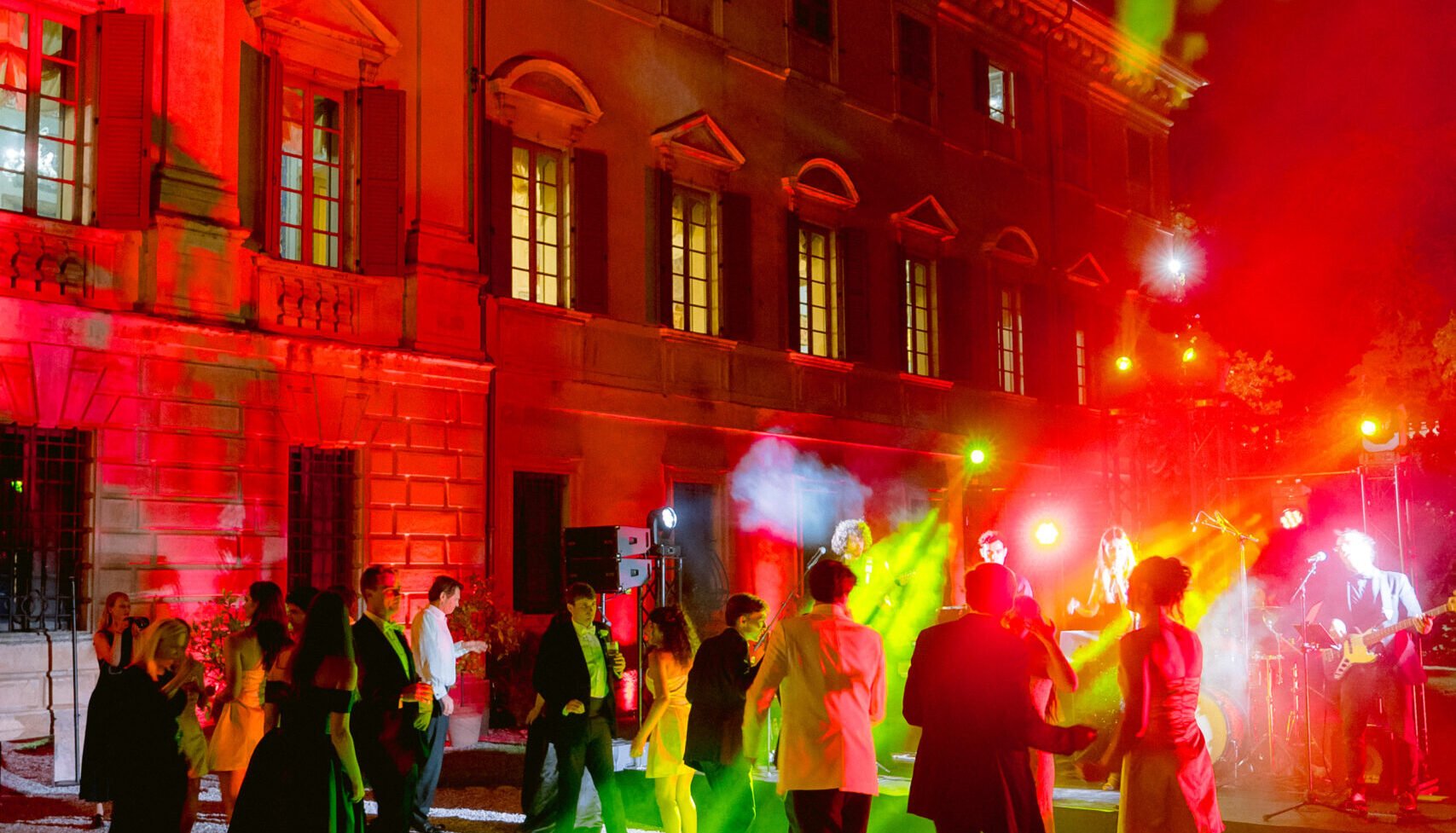 Teste Mobili rental moving heads for party beam claypaky ultimo sharpy beam light on the sky